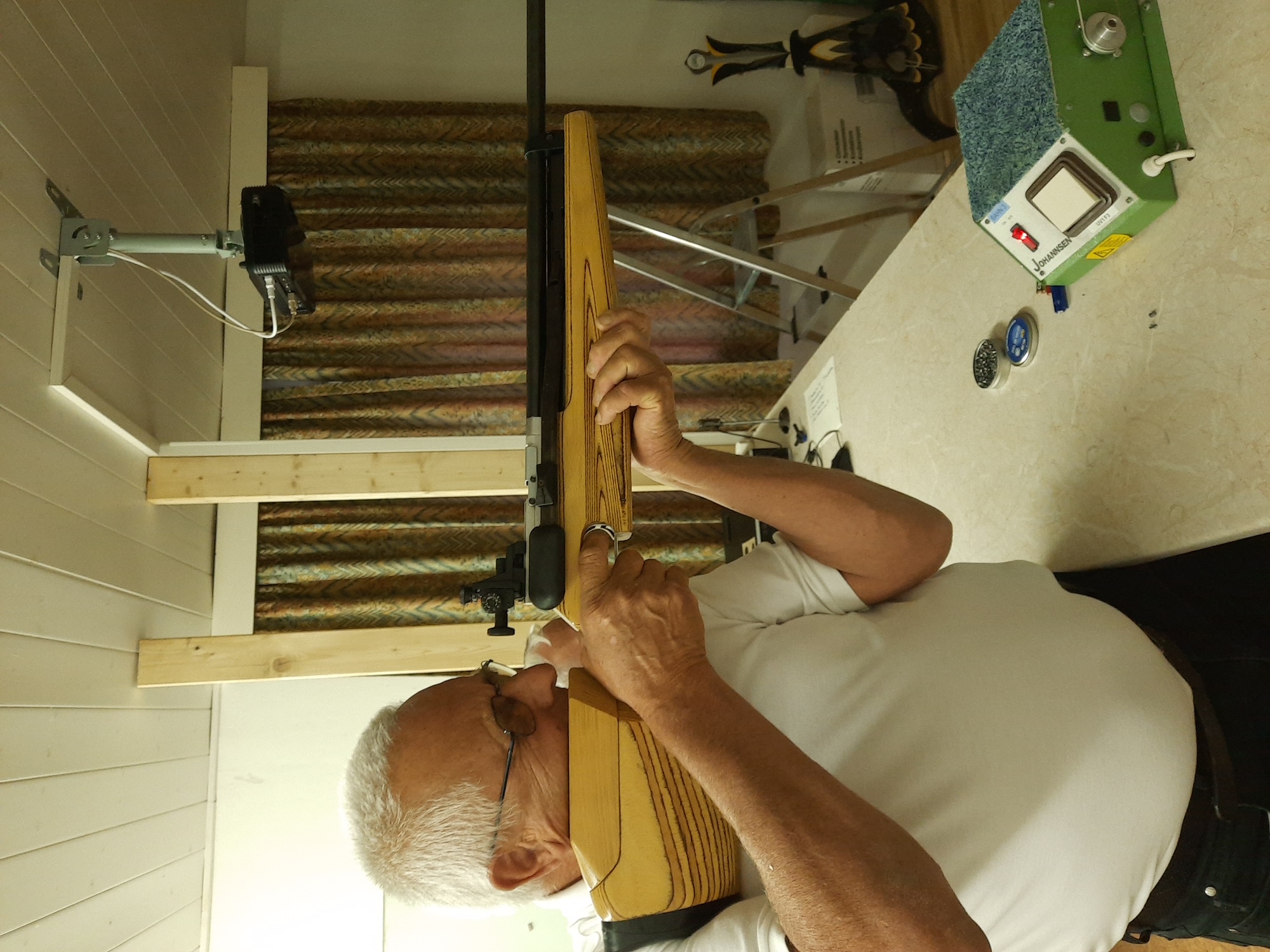 Luftgewehrschießen auf dem vereinseigenen Stand – Schütze mit Königskette